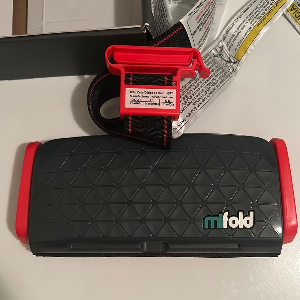 Mifold Grab-And-Go Compact Car Booster Portable
Seat Black / Red Traveling Seat